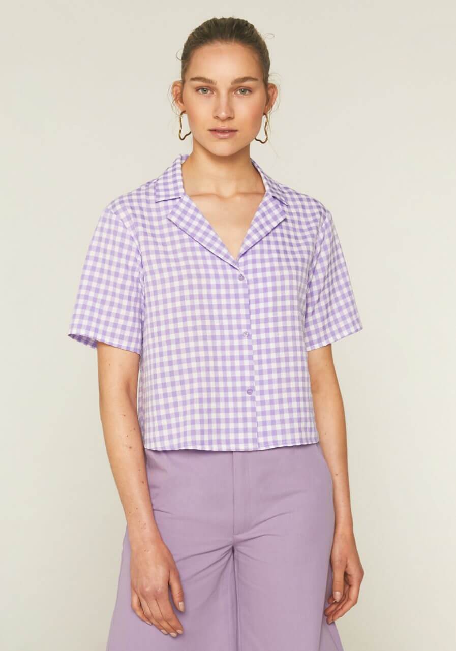 Camisa de manga corta con cuello solapa y estampado a cuadros violeta