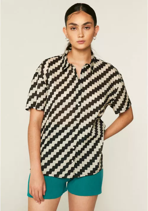 Camisa amplia en voile de algodón con manga corta y estampado de zigzag