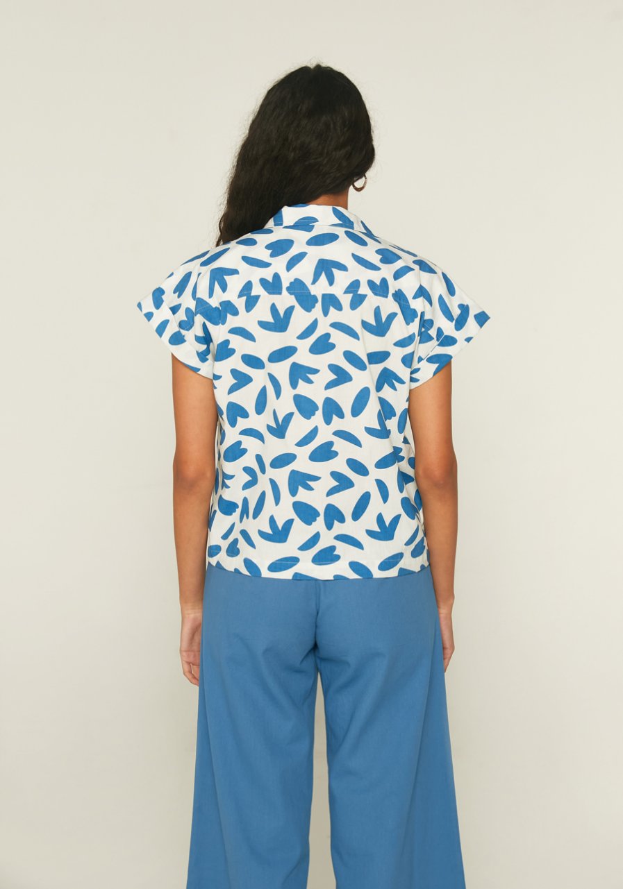 Camisa de manga caída con estampado floral de pétalos