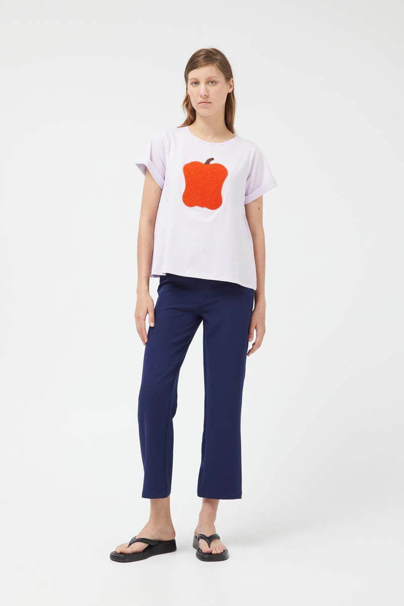 Camiseta manzana relieve bolsillos