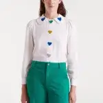 Camisa blanca con bordado de corazones