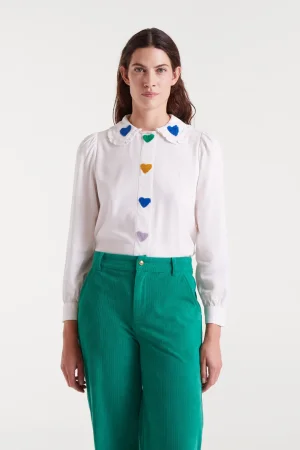 Camisa blanca con bordado de corazones