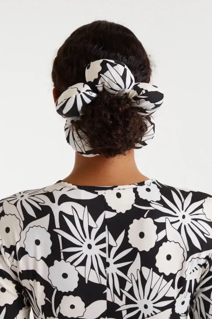 Scrunchie con forma de flor Tofu
