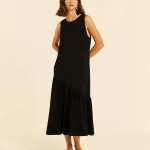 Vestido midi con volante asimétrico negro