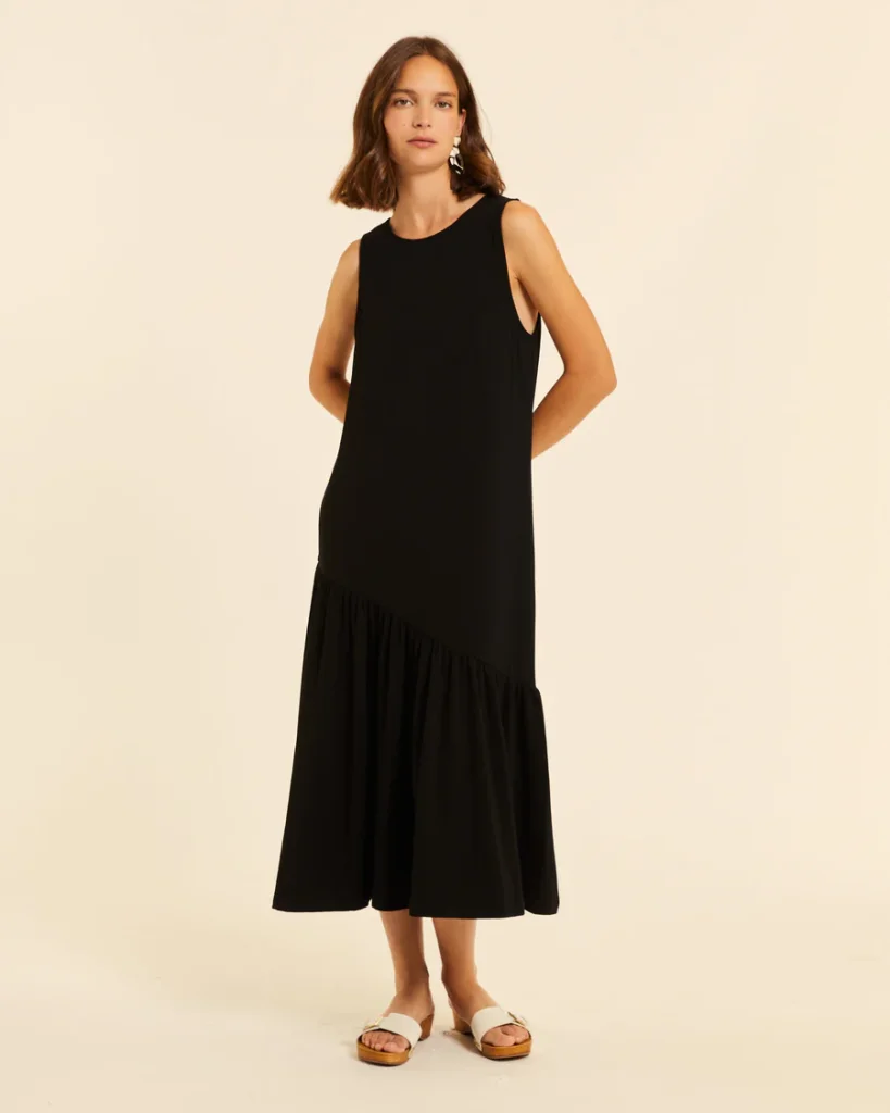 Vestido midi con volante asimétrico negro