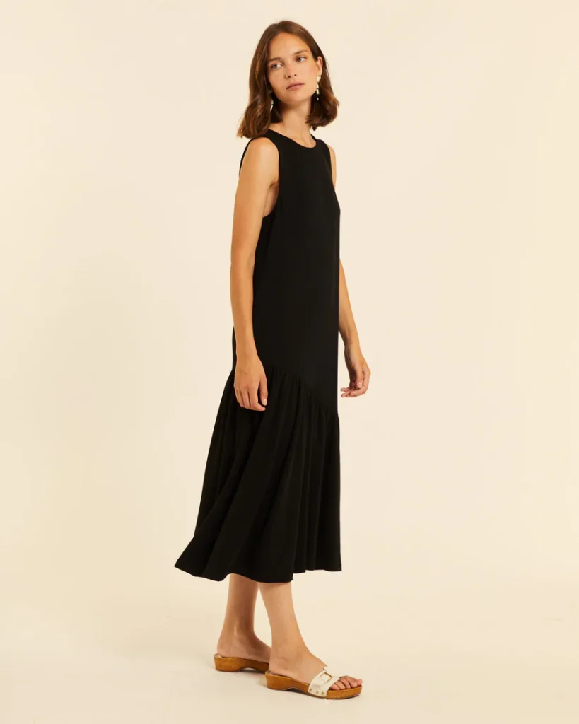 Vestido midi con volante asimétrico negro