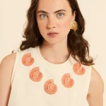 Camiseta bordado caracolas