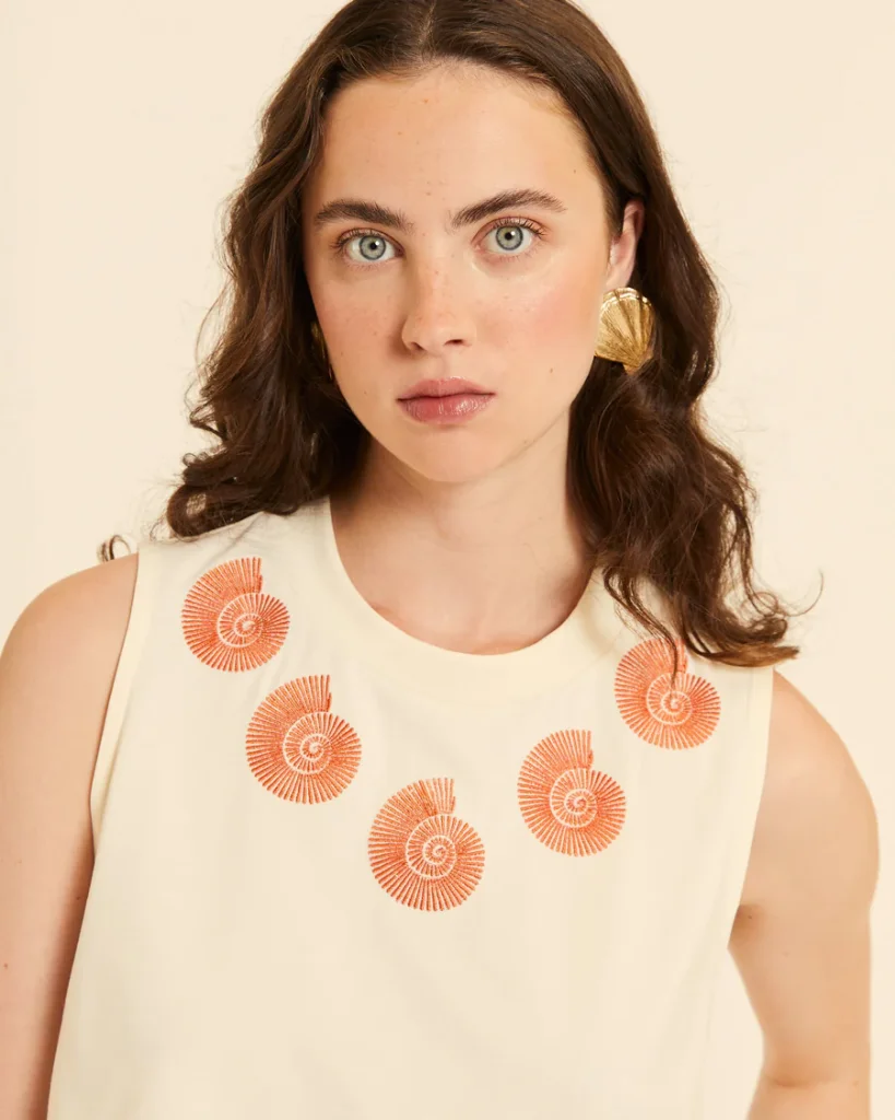 Camiseta bordado caracolas