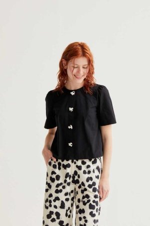 Top negro botones corazón