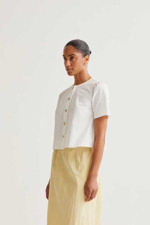 Top blanco botones color