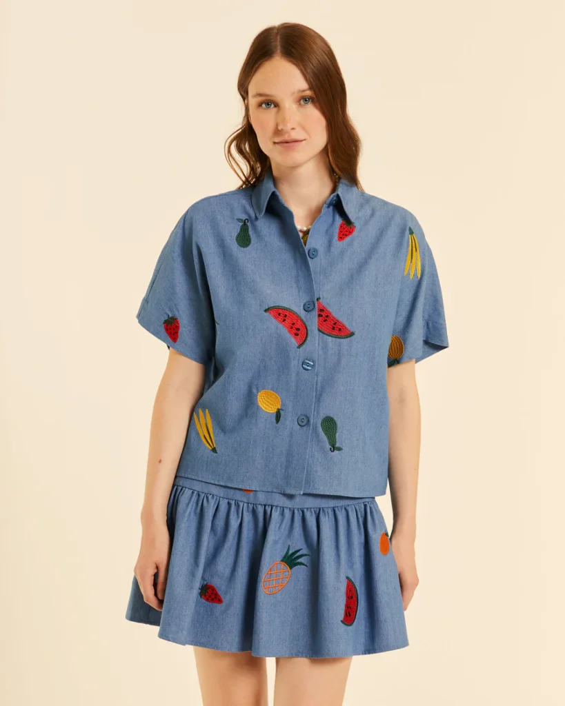 Camisa denim frutas bordadas