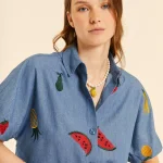 Camisa denim frutas bordadas