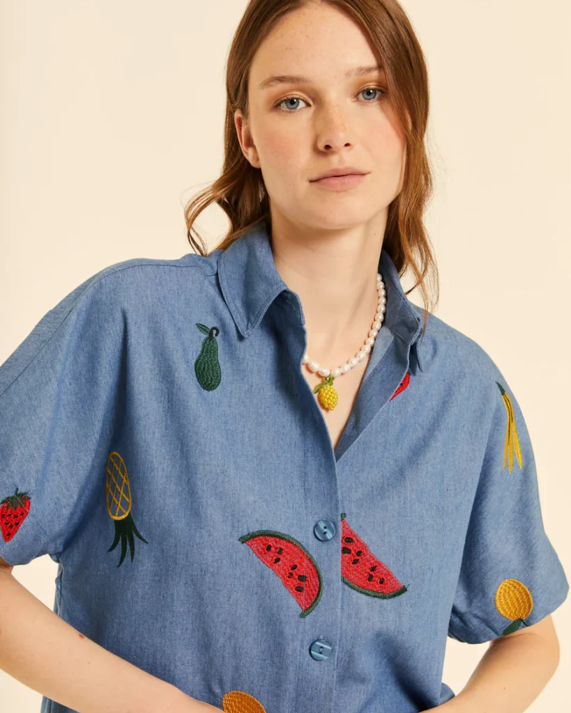 Camisa denim frutas bordadas