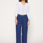 Pantalón ancho con pespuntes