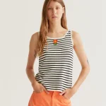 Top blanco y negro con bordado de flor