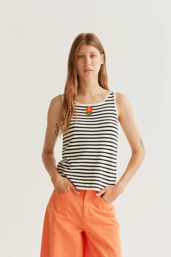 Top blanco y negro con bordado de flor