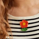 Top blanco y negro con bordado de flor