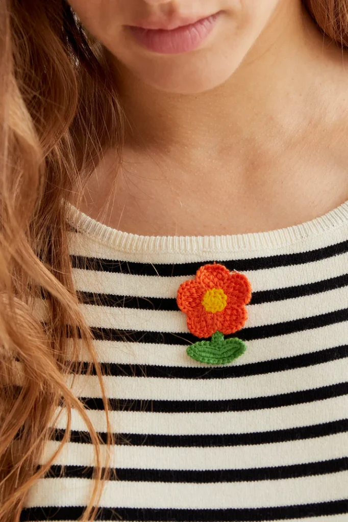 Top blanco y negro con bordado de flor