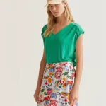 Camiseta verde cuello pico