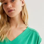 Camiseta verde cuello pico