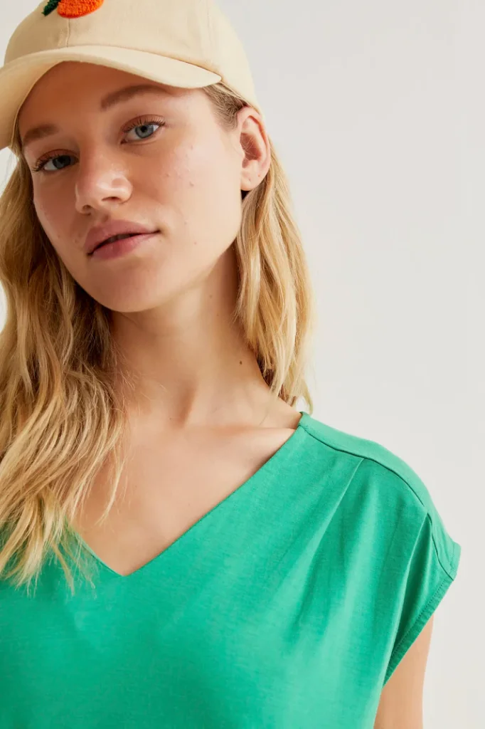 Camiseta verde cuello pico