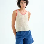 Top calado ribeteado en rojo