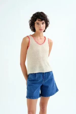 Top calado ribeteado en rojo