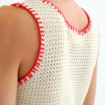 Top calado ribeteado en rojo