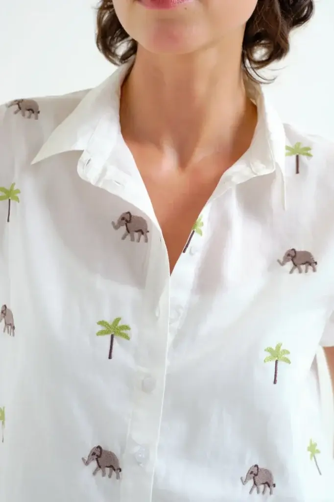Camisa elefantes y palmeras bordados