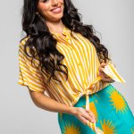 Camisa rayas amarillas con nudo