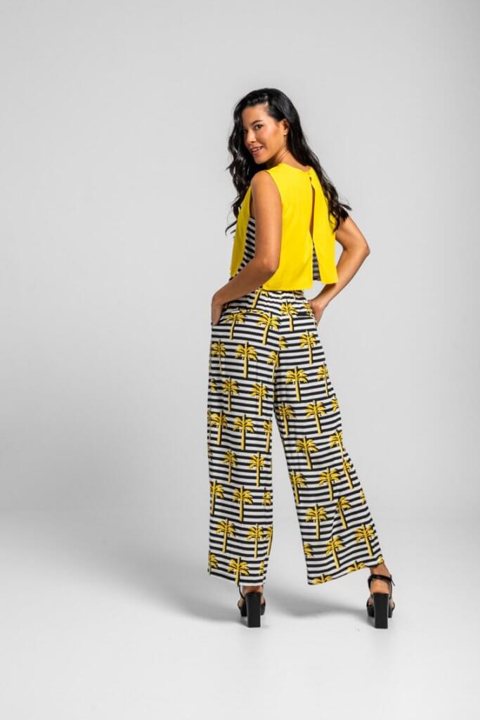 Top amarillo con palmera bordada