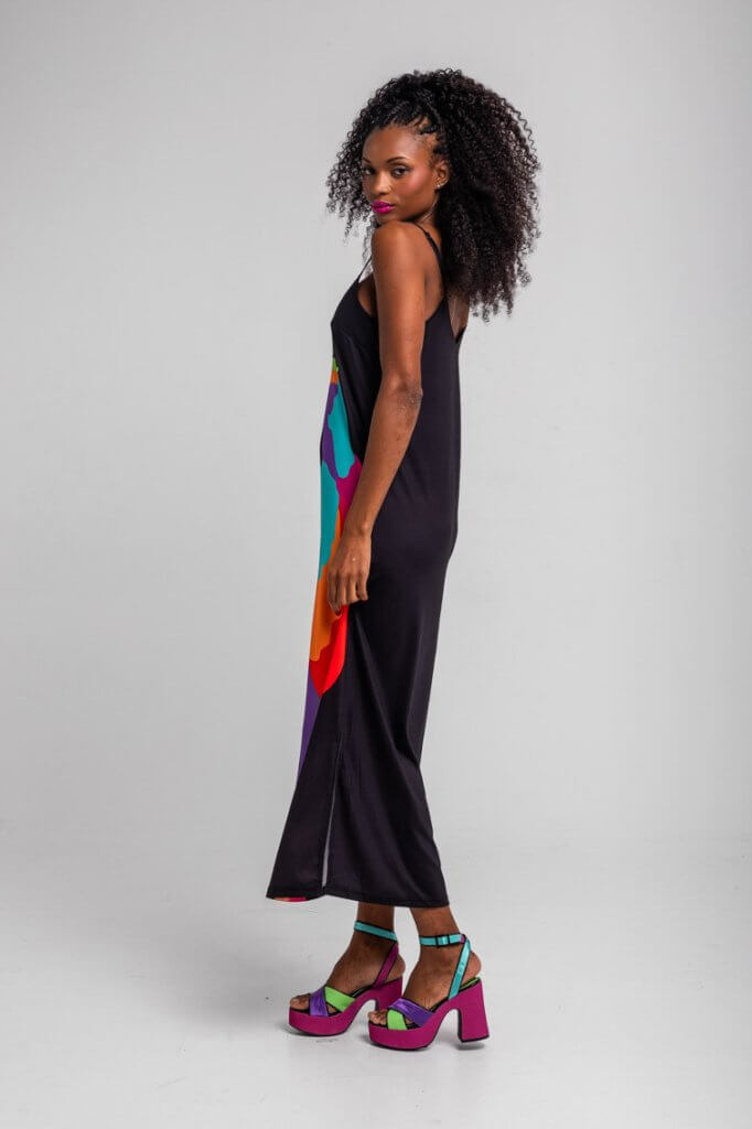 Vestido largo con loro de colores