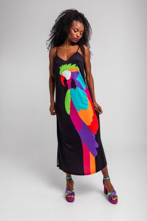 Vestido largo con loro de colores Vestido largo con loro de colores