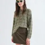 Jersey verde con bordados en marrón y blanco