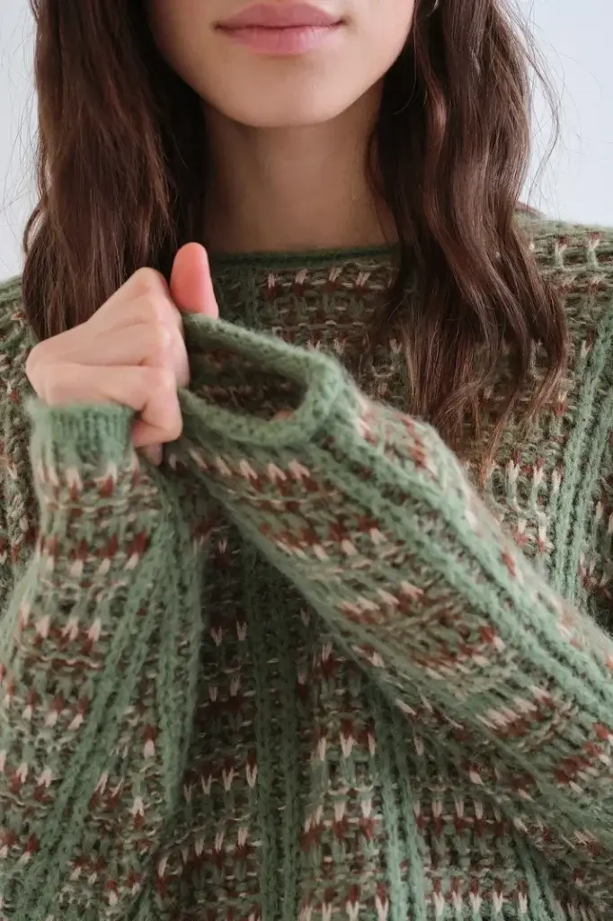 Jersey verde con bordados en marrón y blanco
