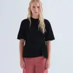 Camiseta negra fruncido lateral