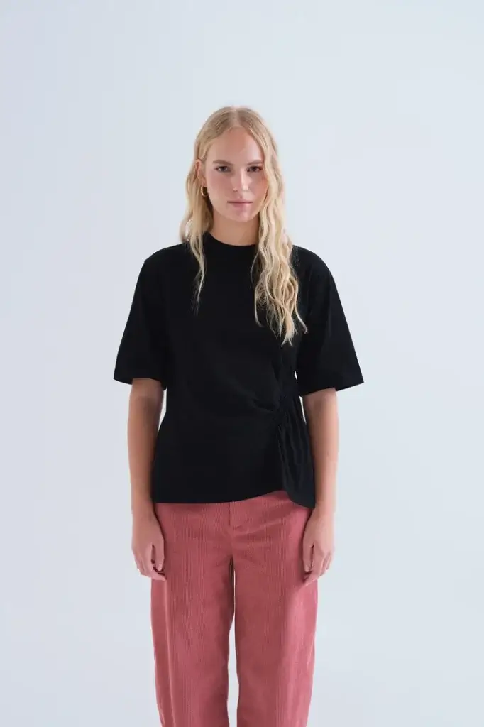 Camiseta negra fruncido lateral