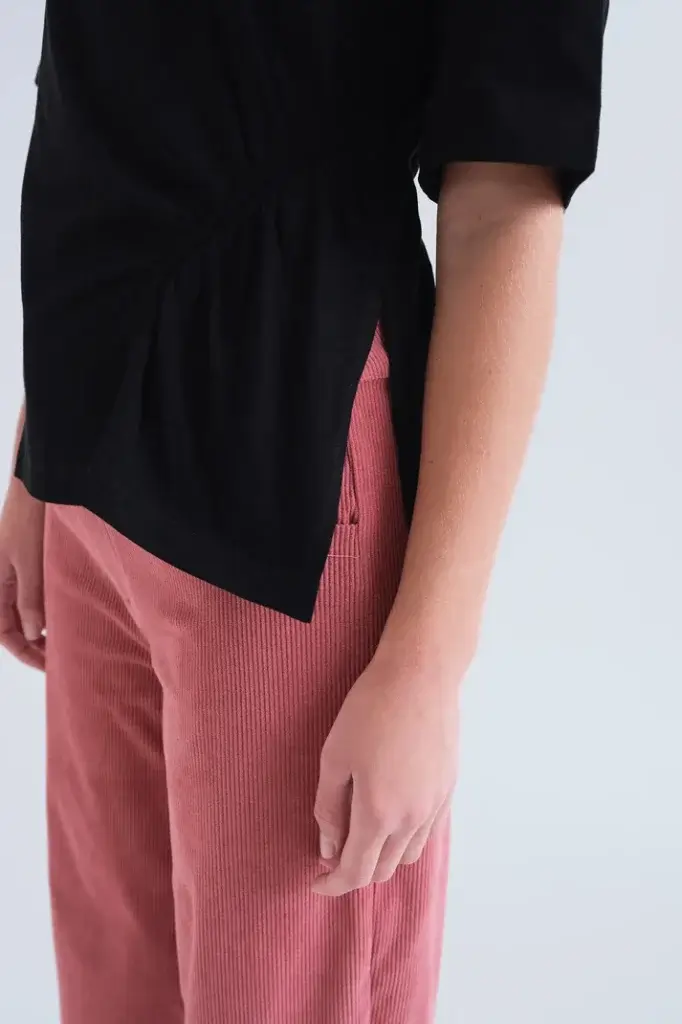 Camiseta negra fruncido lateral