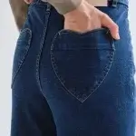 Vaquero azul con bolsillos de corazones