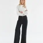 Pantalón vaquero negro con bolsillos de corazones