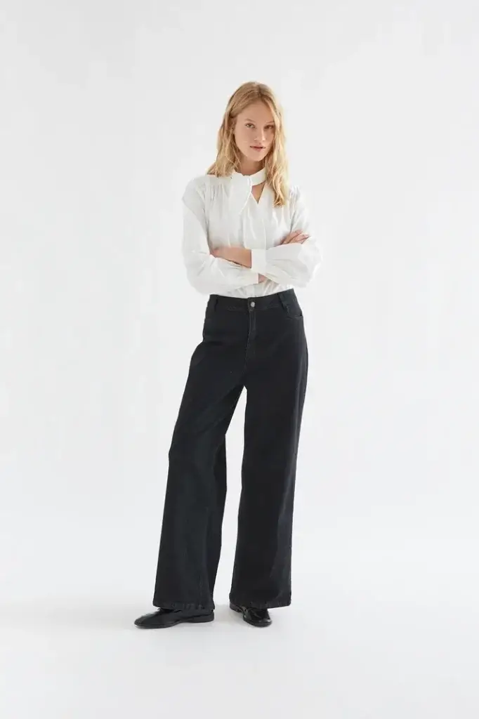 Pantalón vaquero negro con bolsillos de corazones