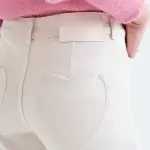 Pantalón vaquero crudo con bolsillos de corazones