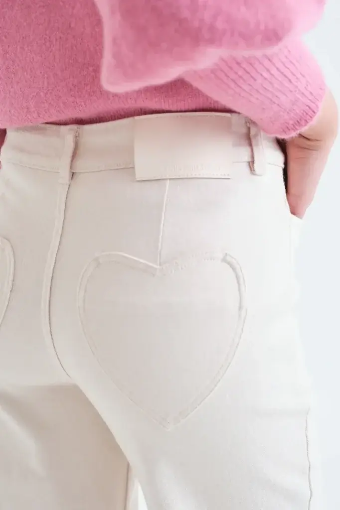 Pantalón vaquero crudo con bolsillos de corazones